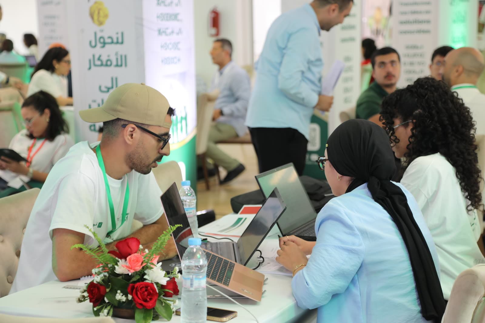 L'équipe discutant de son projet au NAZAHATHON